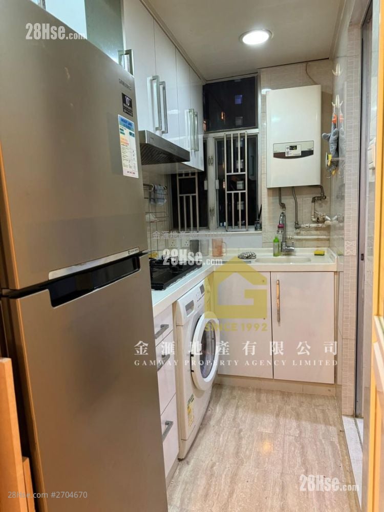 Lung Poon Court Sell 2 Bedrooms , 1 Bathroom 383 ft²