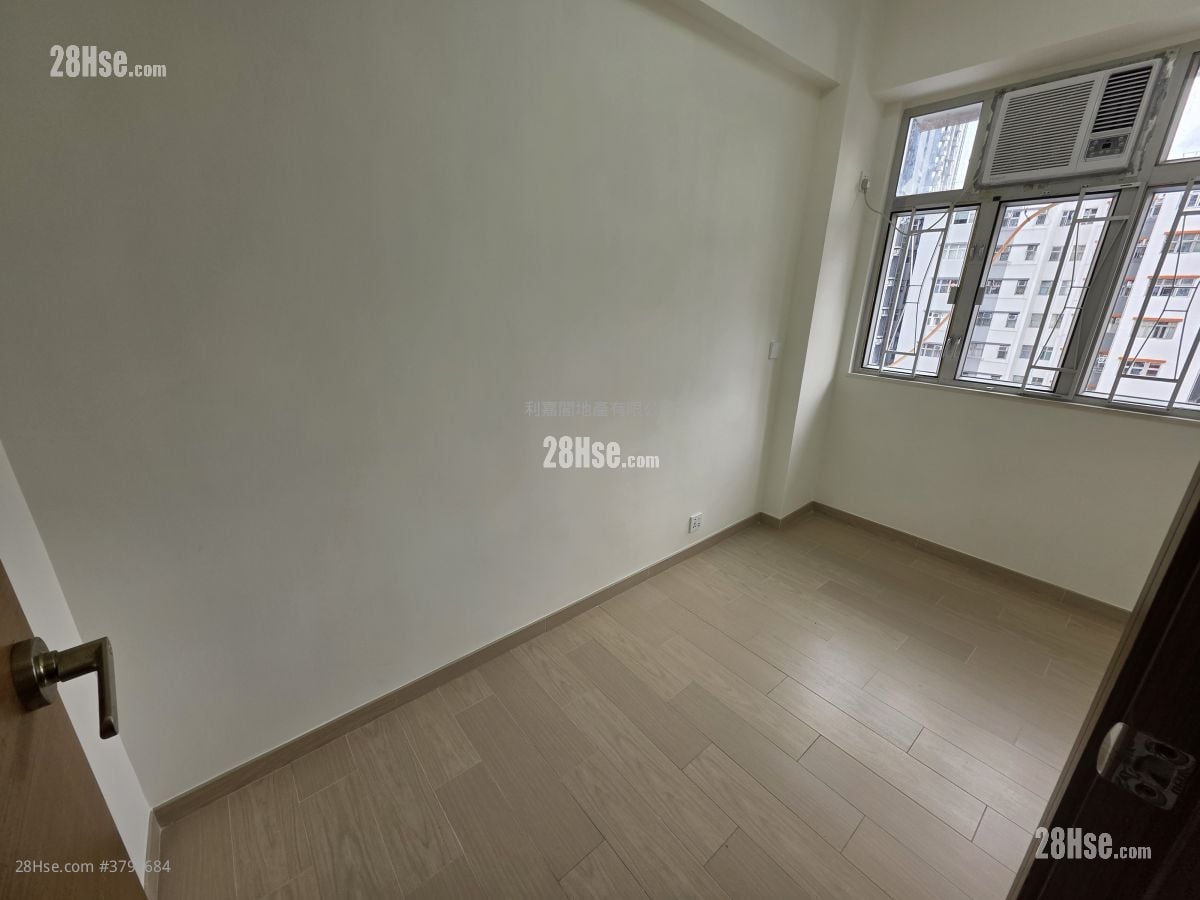 Hung Yu Mansion Sell 3 Bedrooms , 1 Bathroom 405 ft²