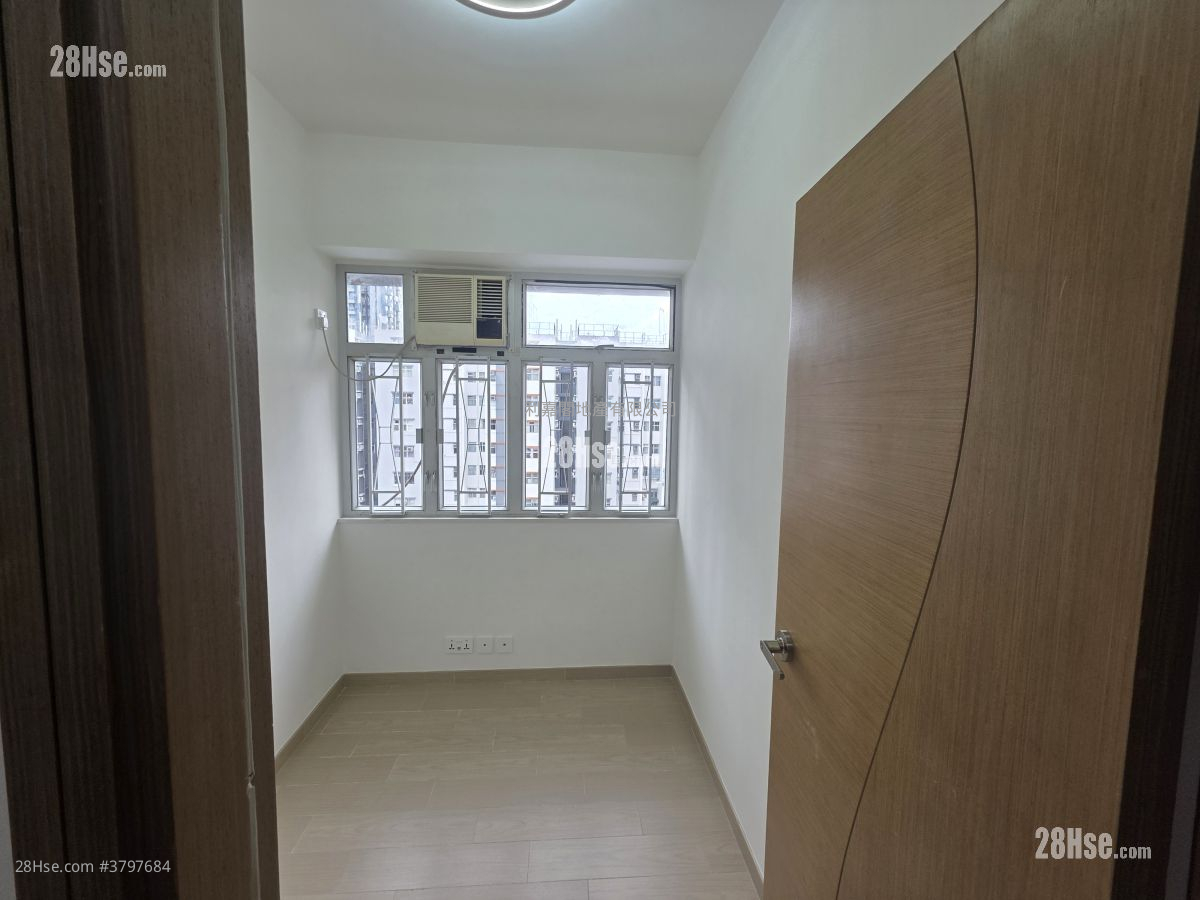 Hung Yu Mansion Sell 3 Bedrooms , 1 Bathroom 405 ft²