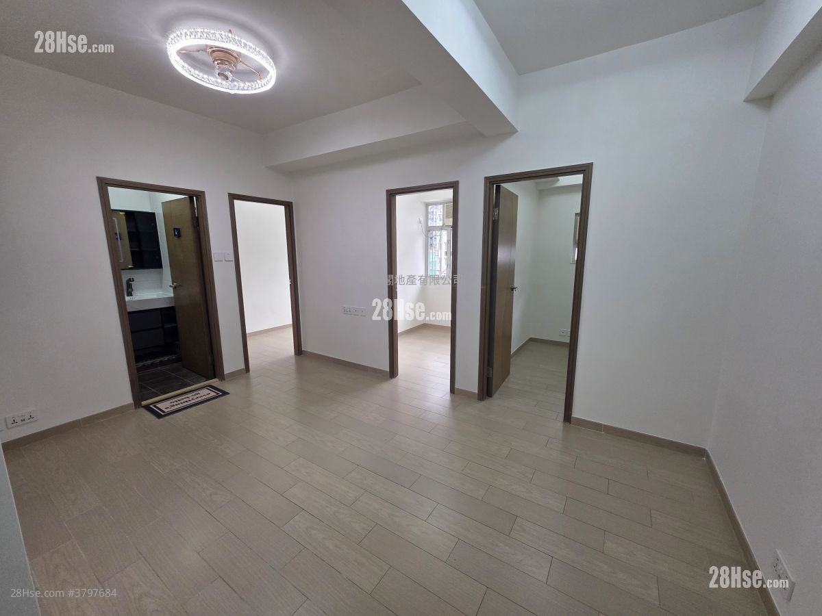 Hung Yu Mansion Sell 3 Bedrooms , 1 Bathroom 405 ft²