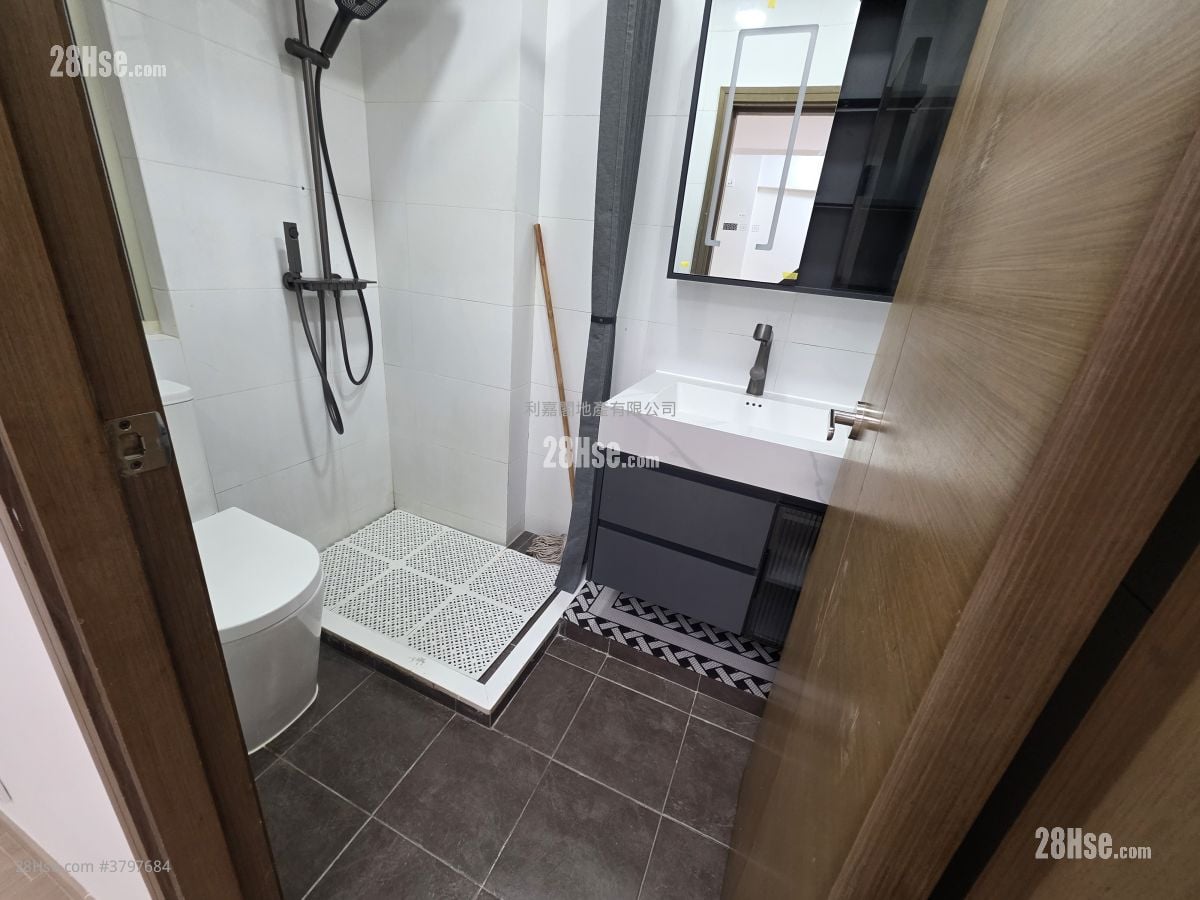 Hung Yu Mansion Sell 3 Bedrooms , 1 Bathroom 405 ft²