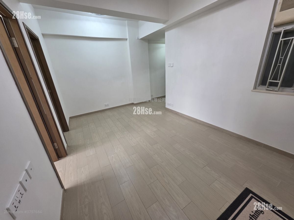 Hung Yu Mansion Sell 3 Bedrooms , 1 Bathroom 405 ft²