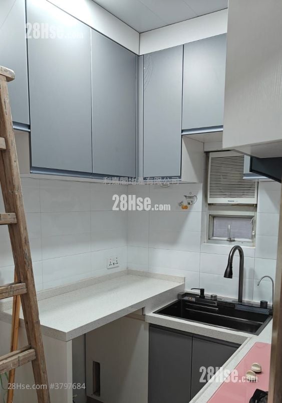 Hung Yu Mansion Sell 3 Bedrooms , 1 Bathroom 405 ft²