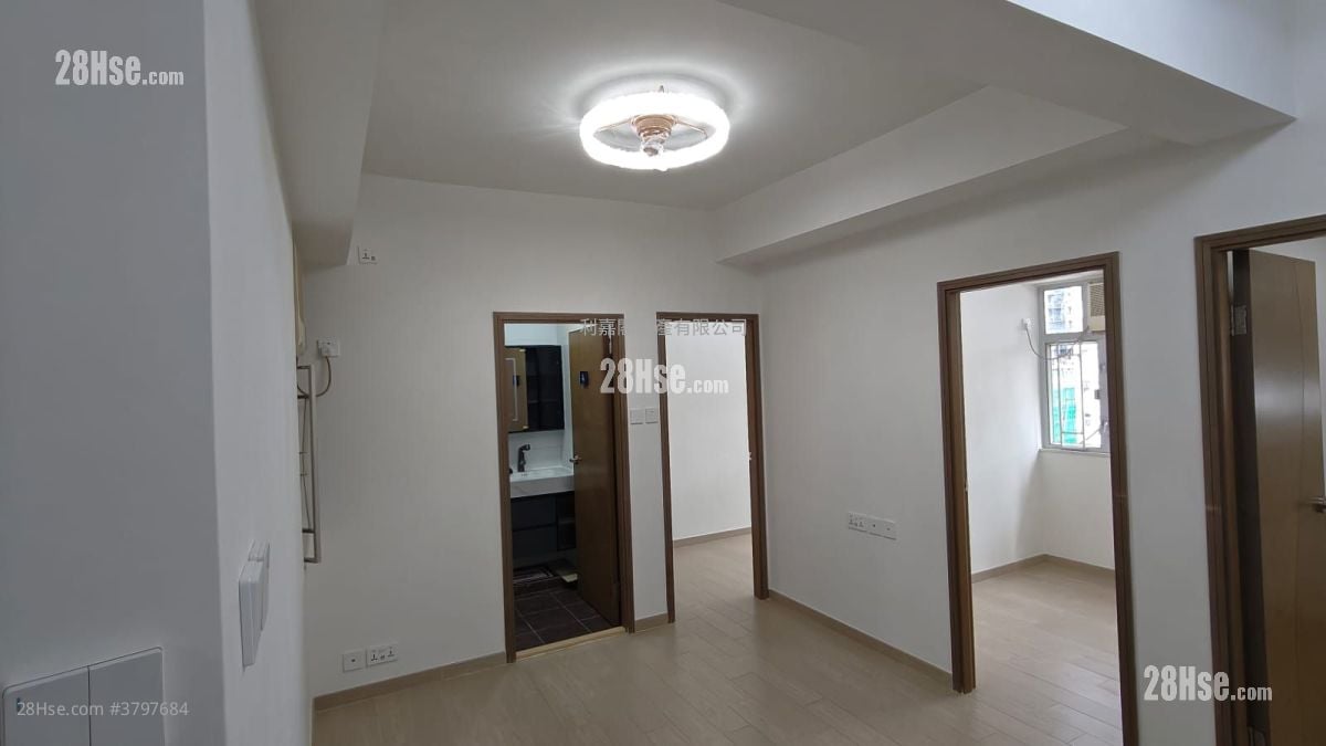 Hung Yu Mansion Sell 3 Bedrooms , 1 Bathroom 405 ft²