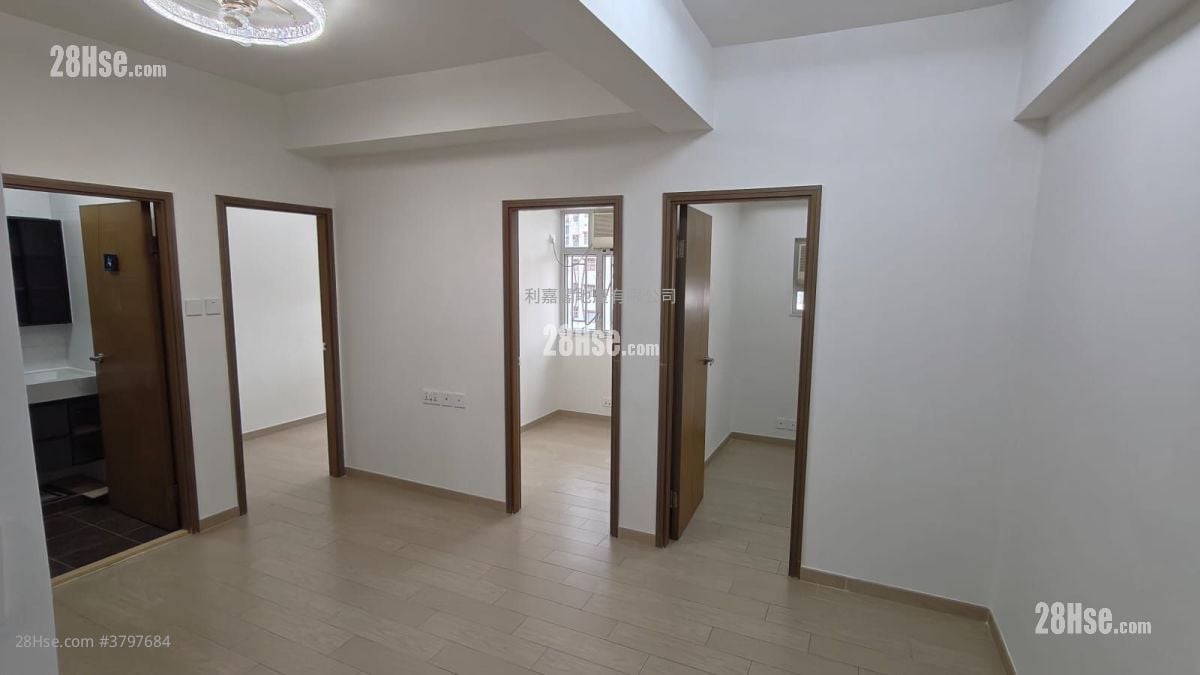 Hung Yu Mansion Sell 3 Bedrooms , 1 Bathroom 405 ft²