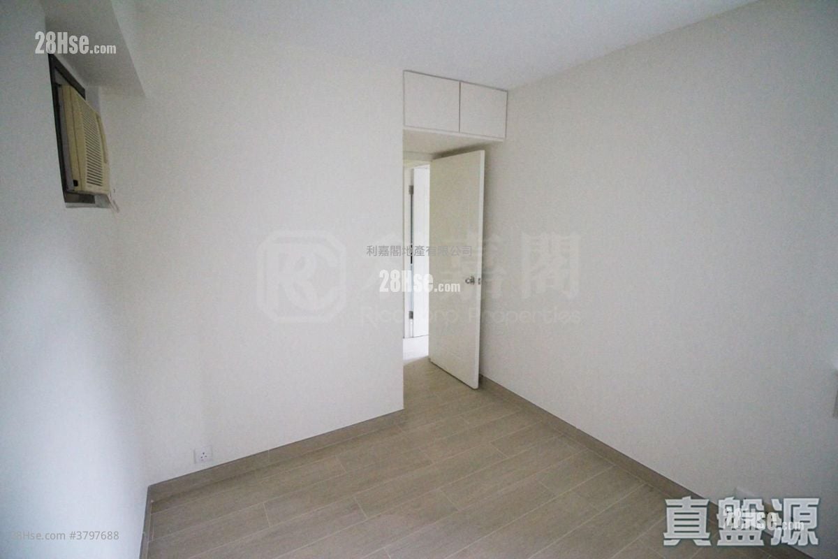 Kornhill Sell 3 Bedrooms , 2 Bathrooms 668 ft²