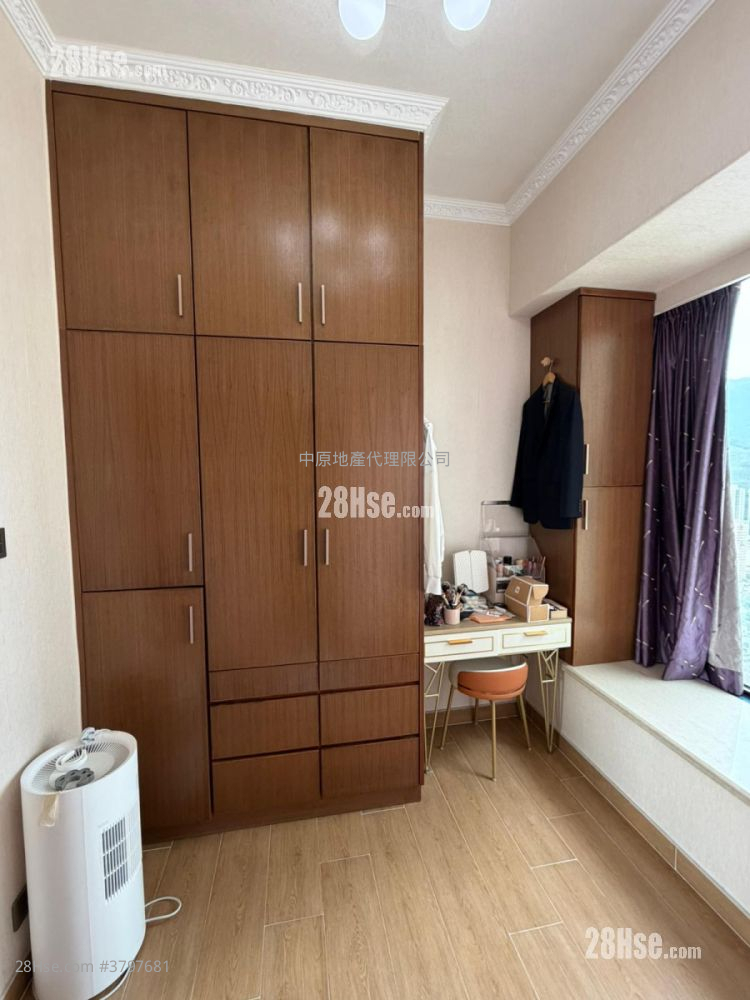 Chelsea Court Sell 4 Bedrooms , 2 Bathrooms 716 ft²