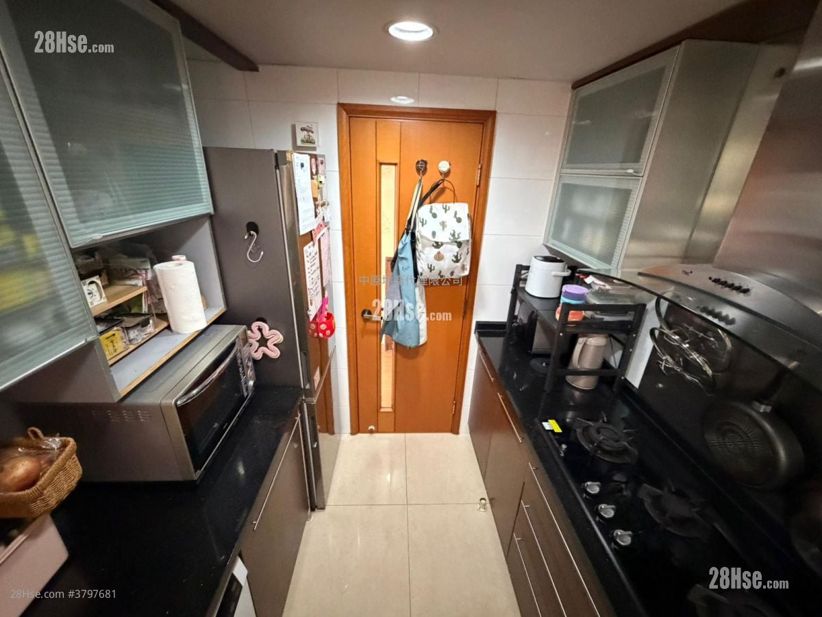 Chelsea Court Sell 4 Bedrooms , 2 Bathrooms 716 ft²