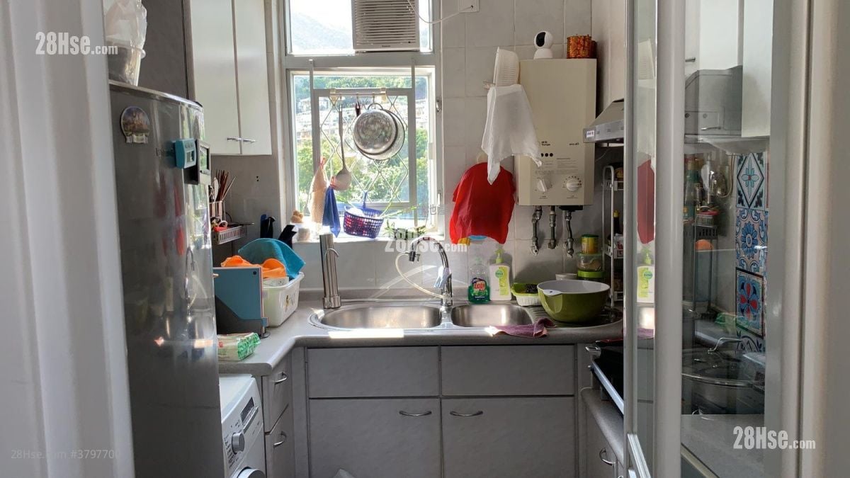 Yu Chui Court Sell 2 Bedrooms , 1 Bathroom 519 ft²