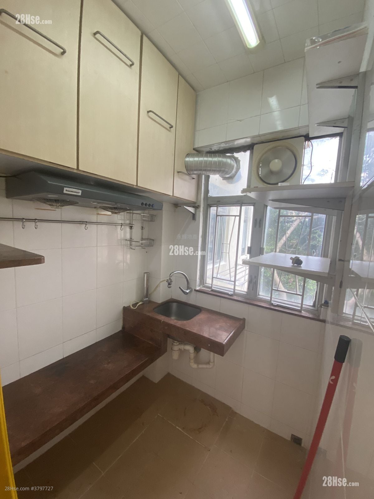 三喜大厦 租盘 1 房 242 平方尺