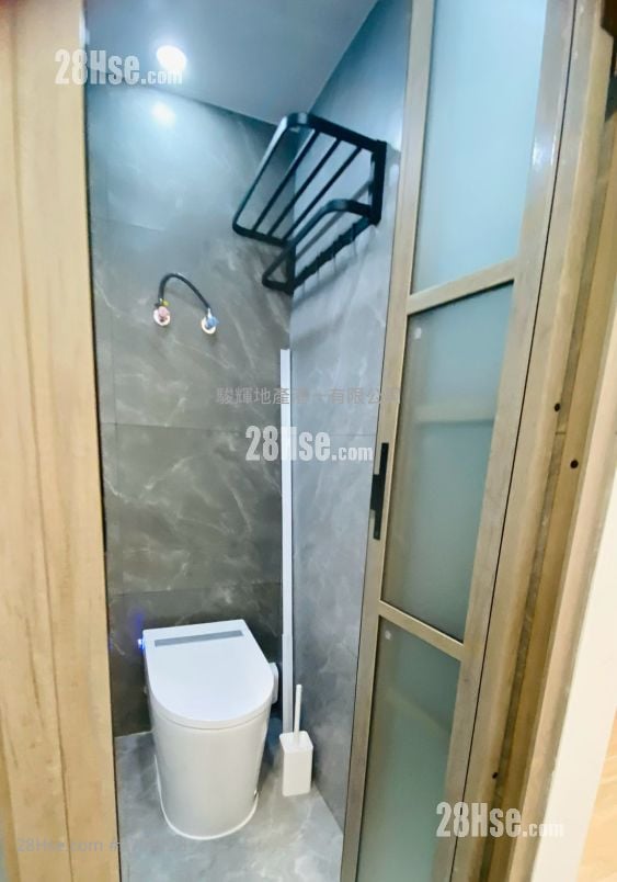 Yan On Building Rental Studio , 1 Bathroom 180 ft²