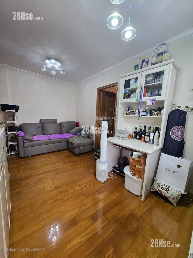 Kam On Court Sell 2 Bedrooms , 1 Bathroom 401 ft²