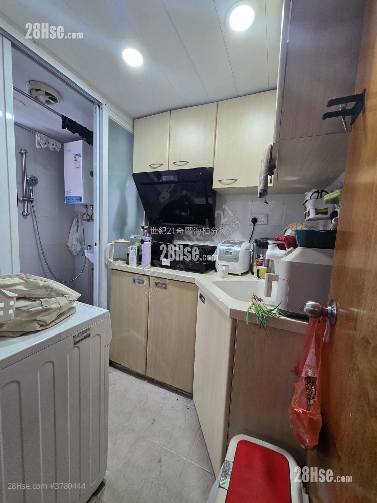 Kam On Court Sell 2 Bedrooms , 1 Bathroom 401 ft²