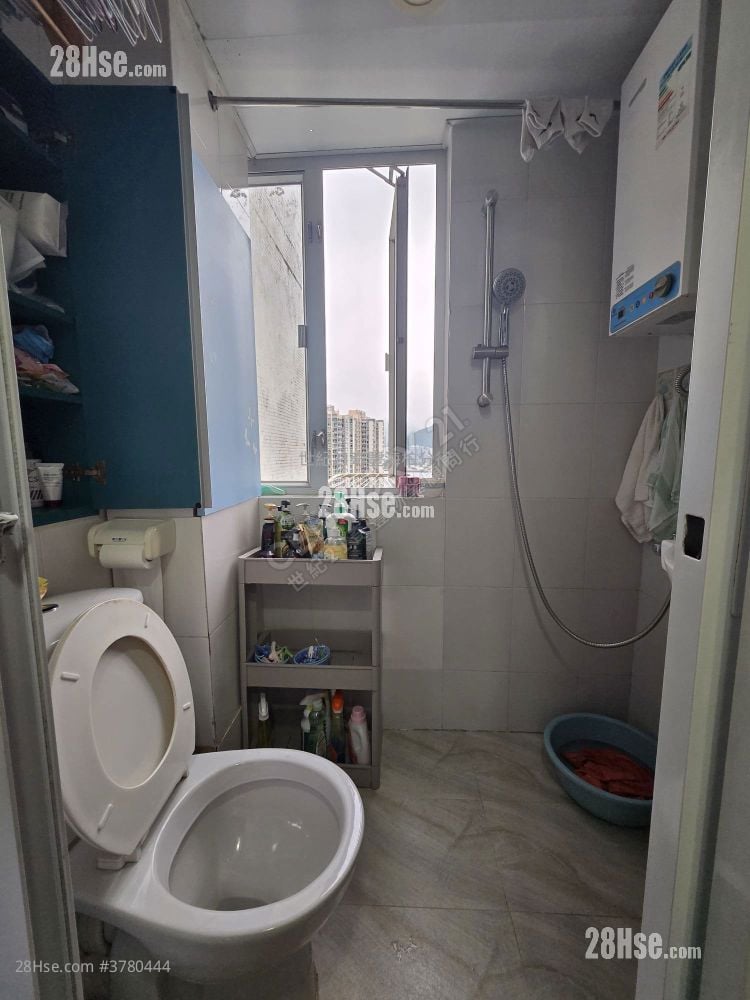 Kam On Court Sell 2 Bedrooms , 1 Bathroom 401 ft²