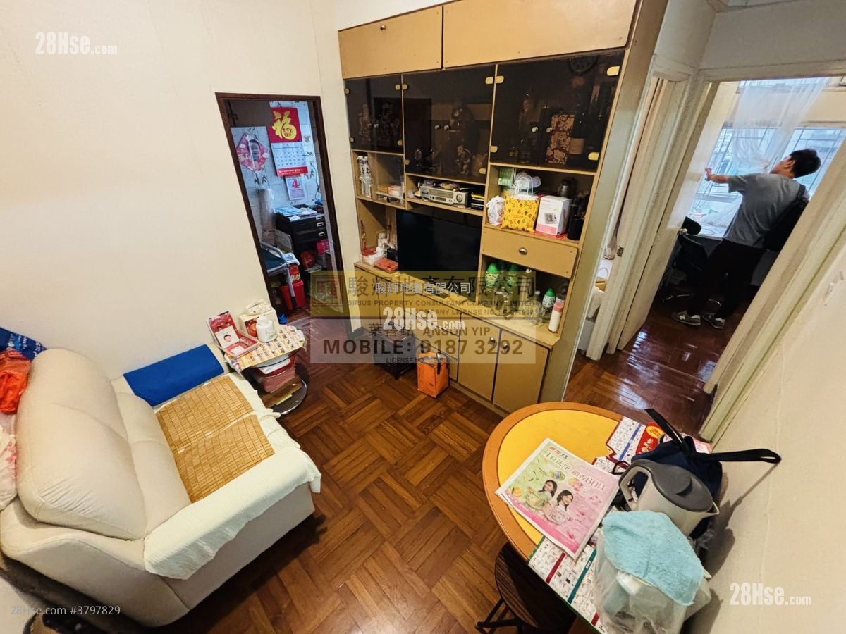 Mainway Court Sell 2 Bedrooms , 1 Bathroom 355 ft²