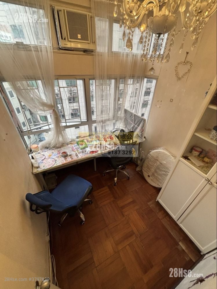 Mainway Court Sell 2 Bedrooms , 1 Bathroom 355 ft²