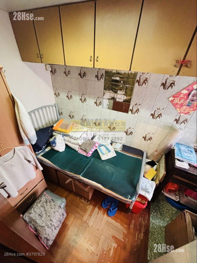 Mainway Court Sell 2 Bedrooms , 1 Bathroom 355 ft²