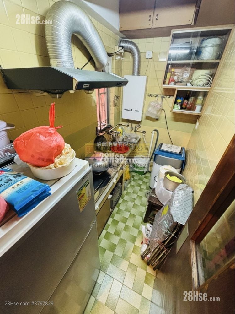 Mainway Court Sell 2 Bedrooms , 1 Bathroom 355 ft²