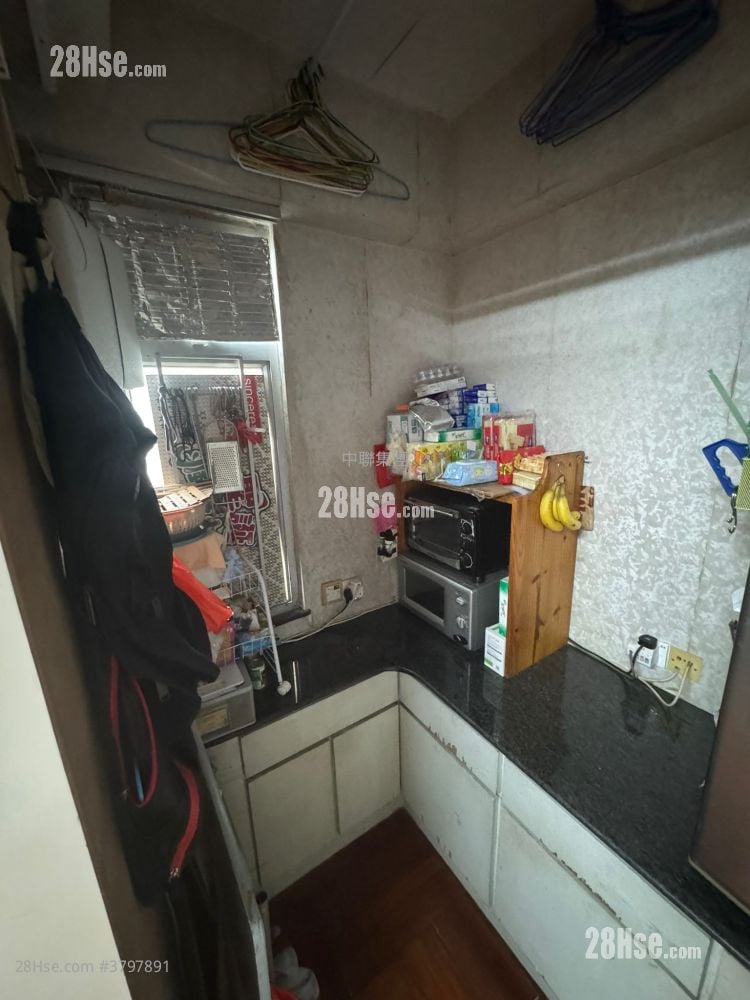 Hung Hay Building Sell 2 Bedrooms , 1 Bathroom 306 ft²