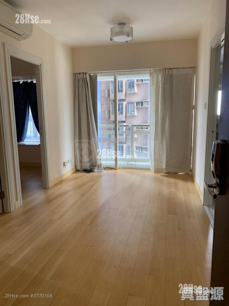 Centre Stage Sell 2 Bedrooms 400 ft²