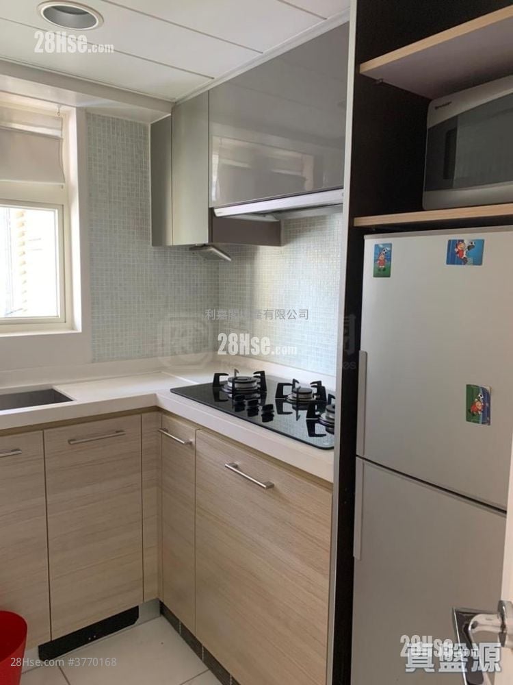 Centre Stage Sell 2 Bedrooms 400 ft²