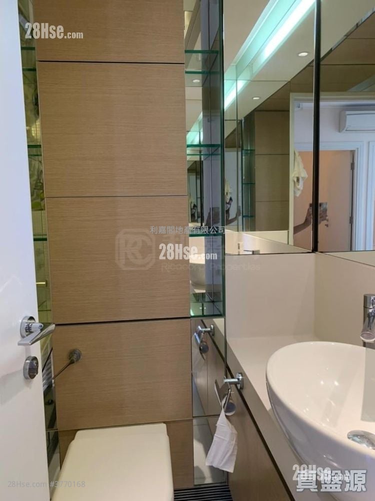 Centre Stage Sell 2 Bedrooms 400 ft²