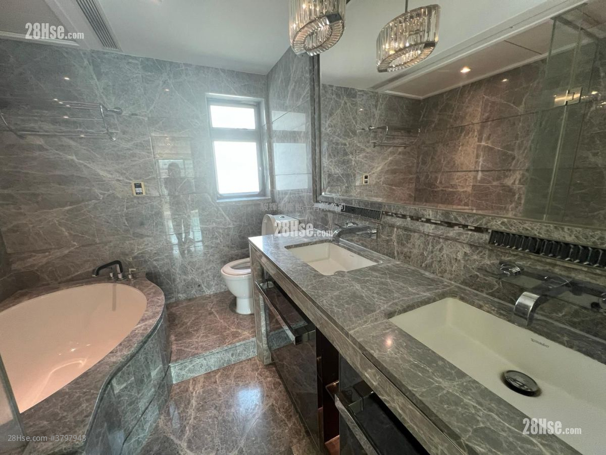 Le Chateau Sell 4 Bedrooms , 2 Bathrooms 1,330 ft²