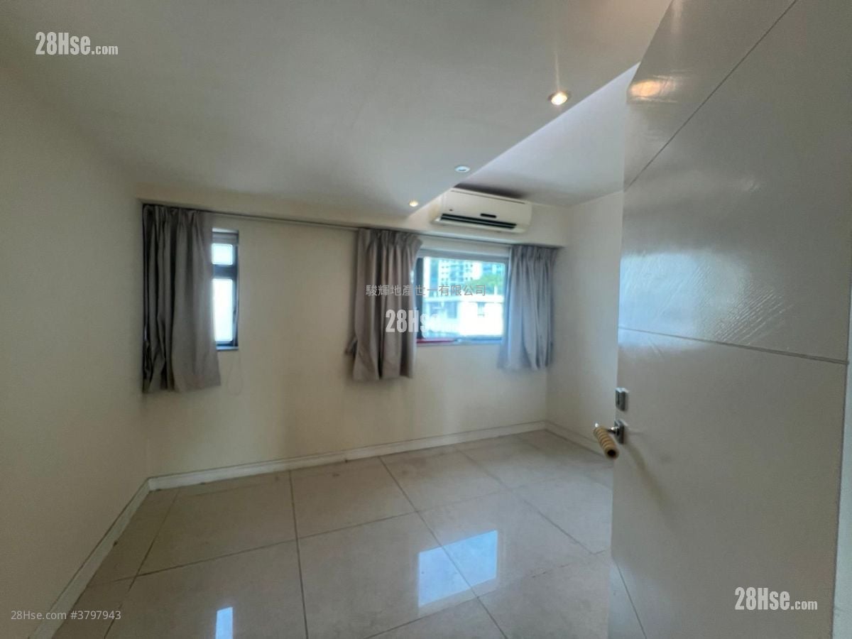 Le Chateau Sell 4 Bedrooms , 2 Bathrooms 1,330 ft²