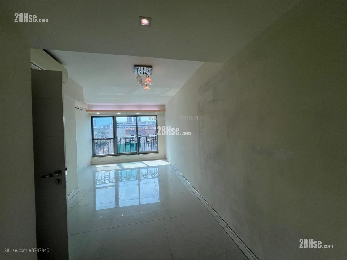 Le Chateau Sell 4 Bedrooms , 2 Bathrooms 1,330 ft²