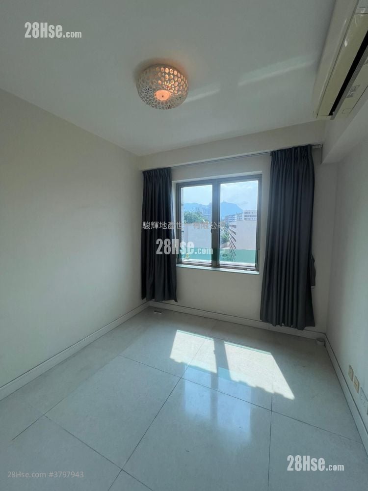 Le Chateau Sell 4 Bedrooms , 2 Bathrooms 1,330 ft²