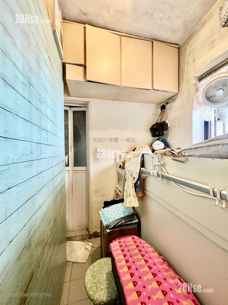 Castello Sell 3 Bedrooms , 2 Bathrooms 901 ft²