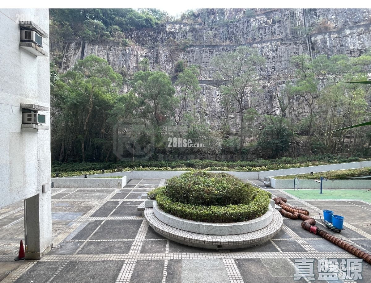 Kornhill Sell 2 Bedrooms , 1 Bathroom 522 ft²