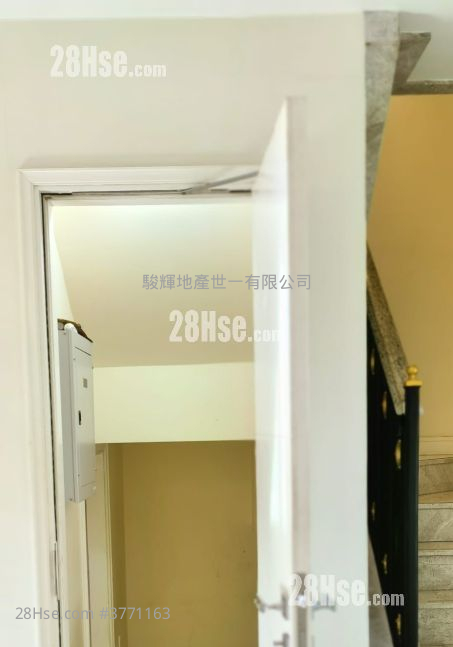 Le Chateau Sell 4 Bedrooms , 2 Bathrooms 1,330 ft²