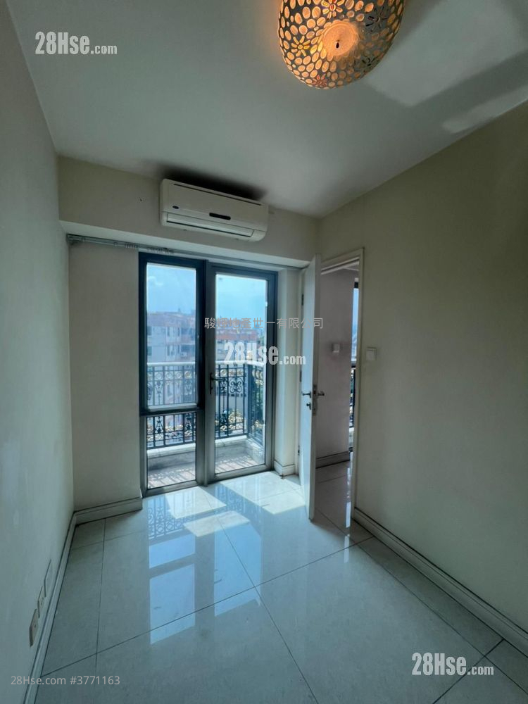 Le Chateau Sell 4 Bedrooms , 2 Bathrooms 1,330 ft²