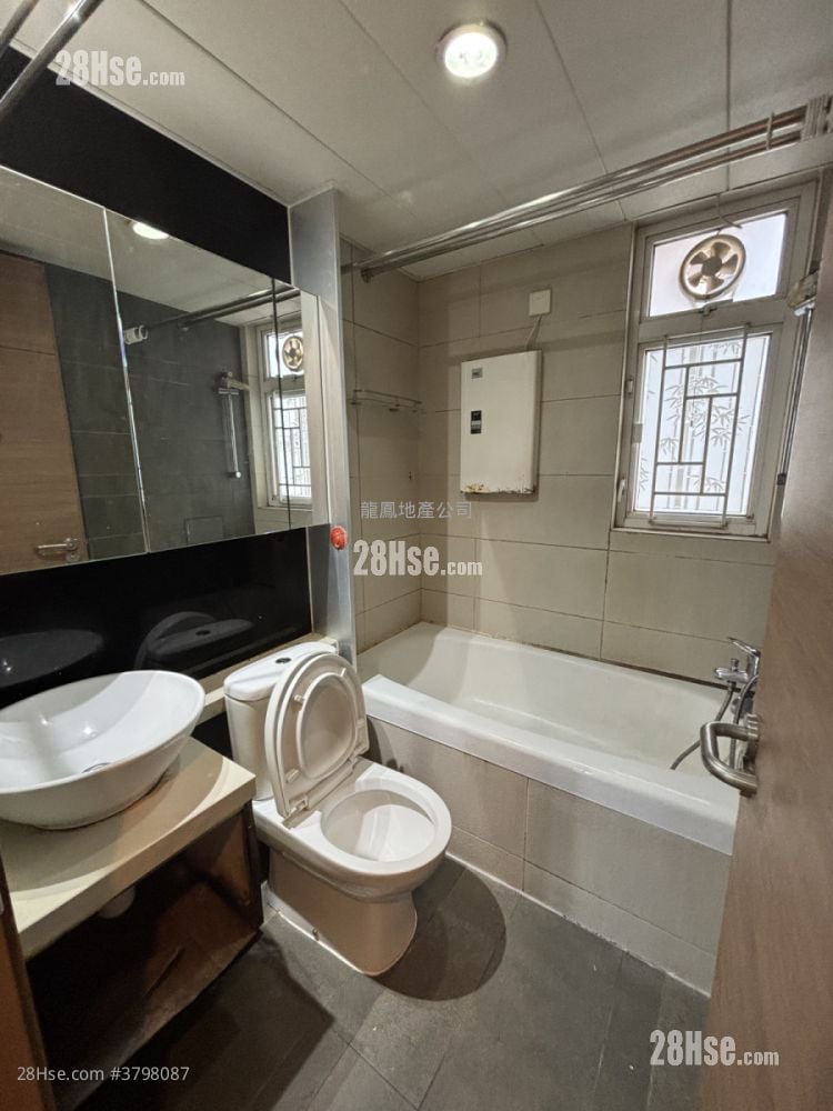 Metroregalia Rental 3 Bedrooms , 1 Bathroom 464 ft²