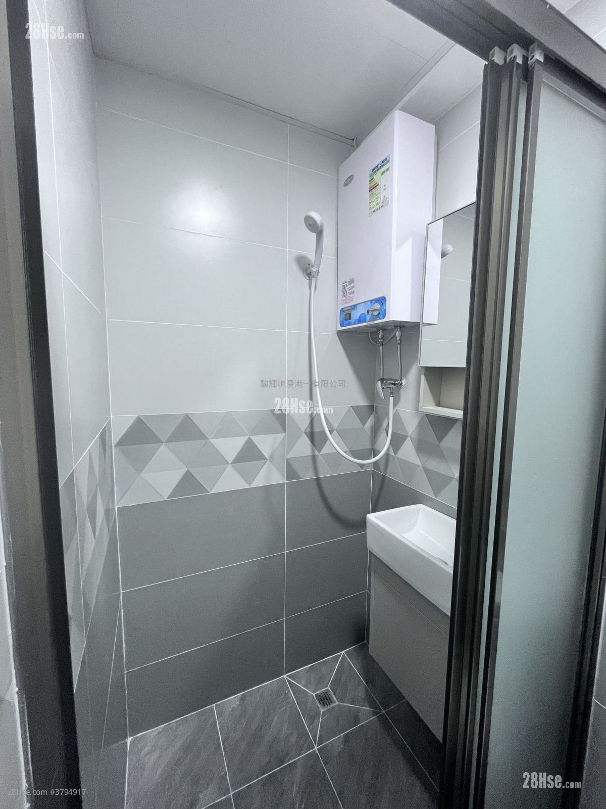 Belcher's Street 137 Rental 1 Bathroom 130 ft²