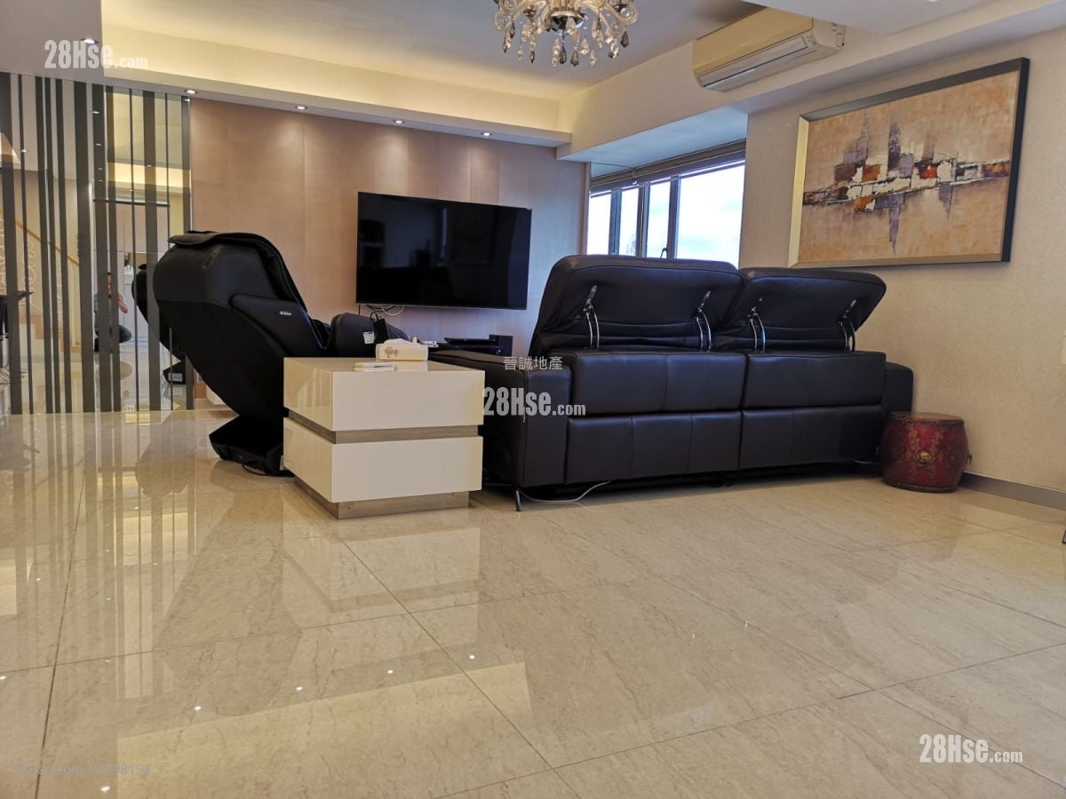 Golden Villa Rental 2,030 ft²