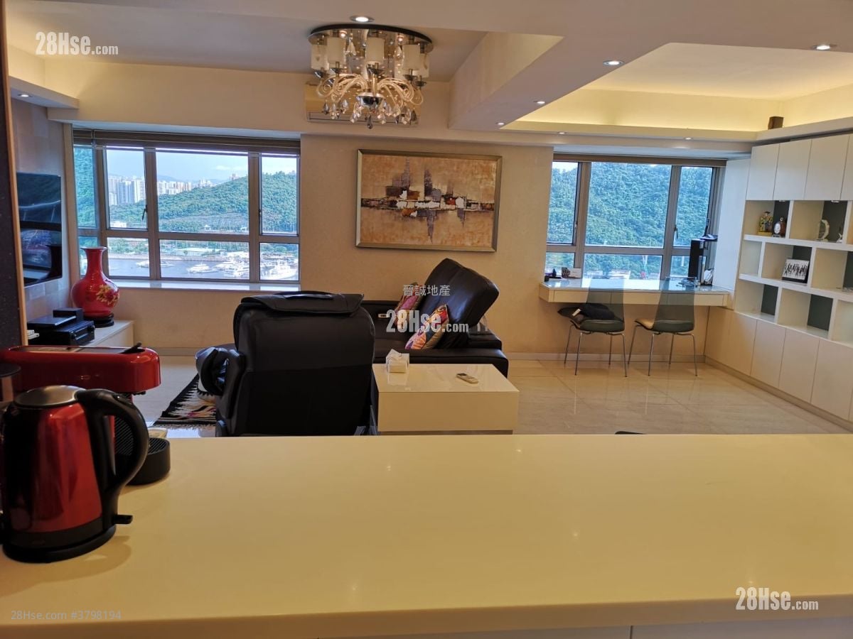 Golden Villa Rental 2,030 ft²