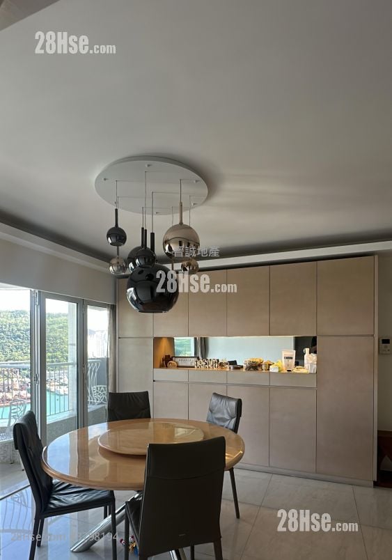 Golden Villa Rental 2,030 ft²