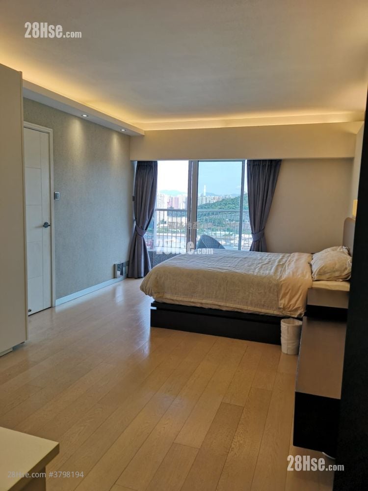 Golden Villa Rental 2,030 ft²