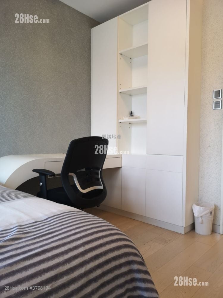 Golden Villa Rental 2,030 ft²