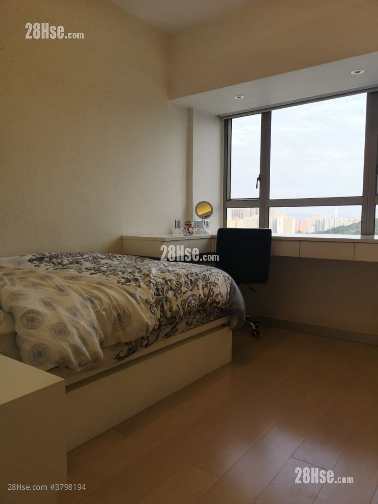 Golden Villa Rental 2,030 ft²