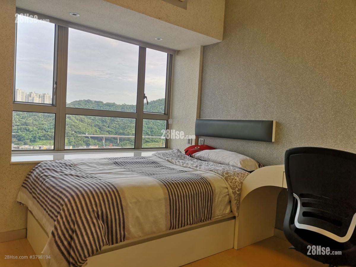 Golden Villa Rental 2,030 ft²