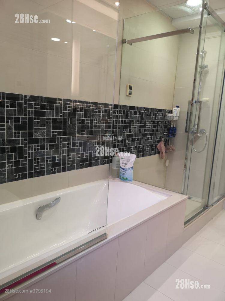 Golden Villa Rental 2,030 ft²