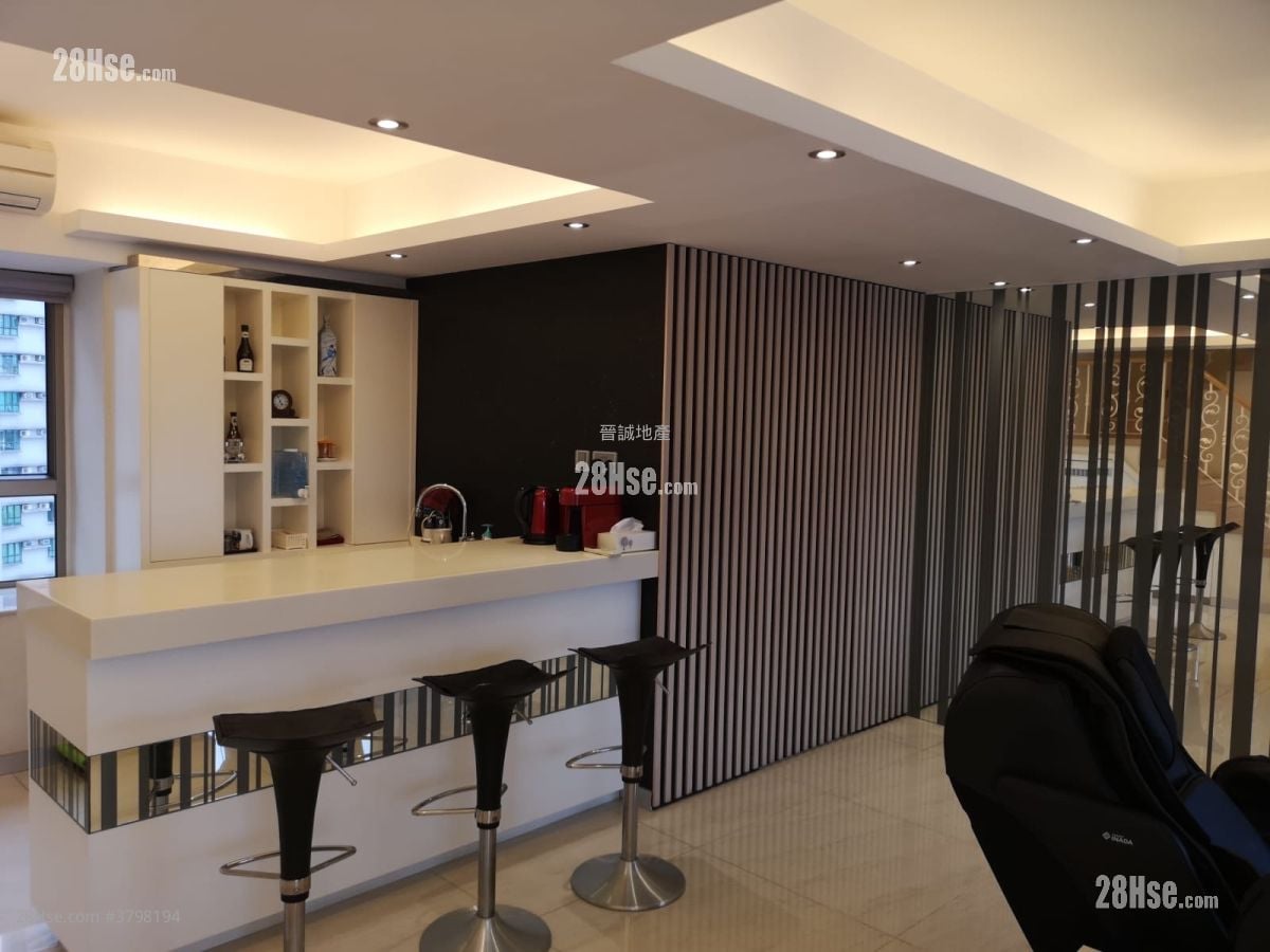 Golden Villa Rental 2,030 ft²