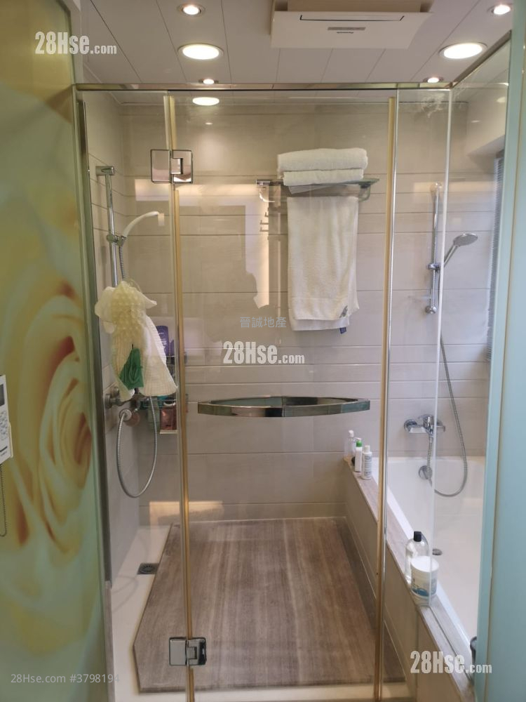 Golden Villa Rental 2,030 ft²