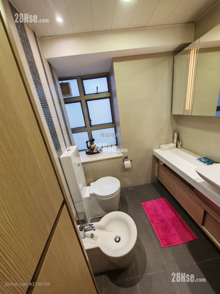 Golden Villa Rental 2,030 ft²