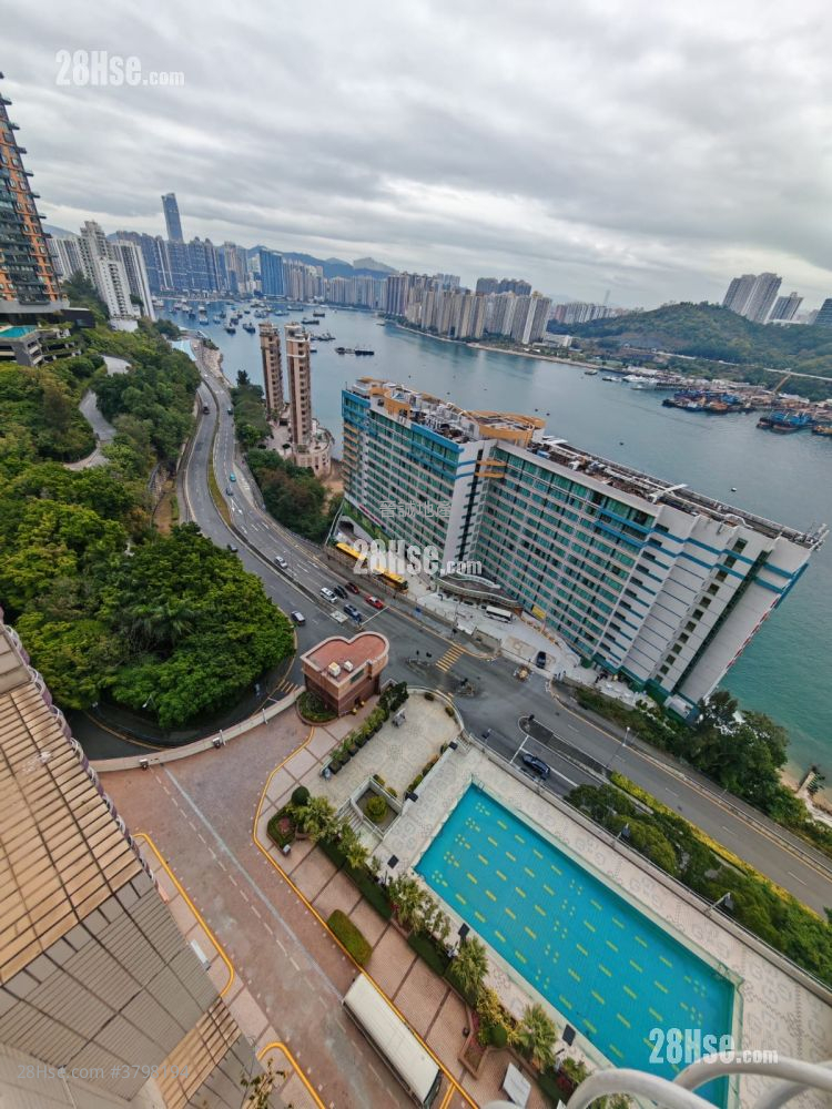 Golden Villa Rental 2,030 ft²