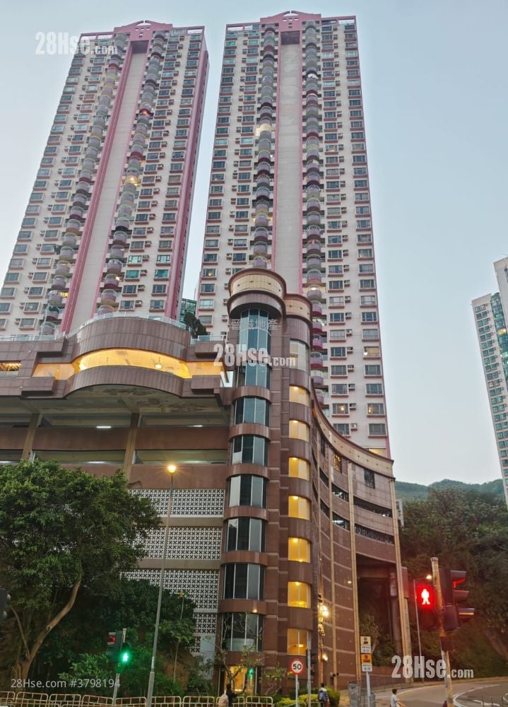 Golden Villa Rental 2,030 ft²