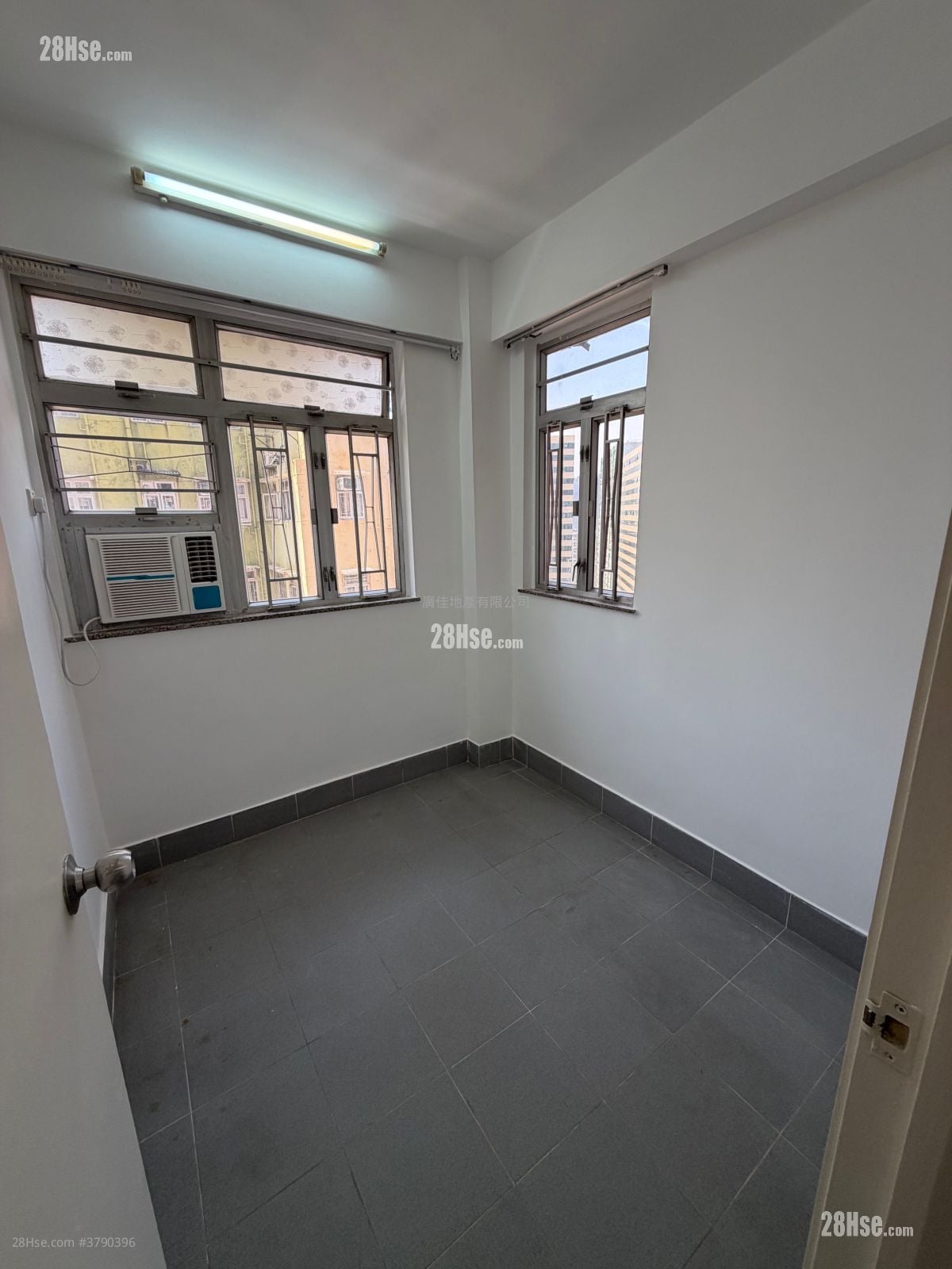 豪华阁 租盘 2 房 , 1 浴室 271 平方尺